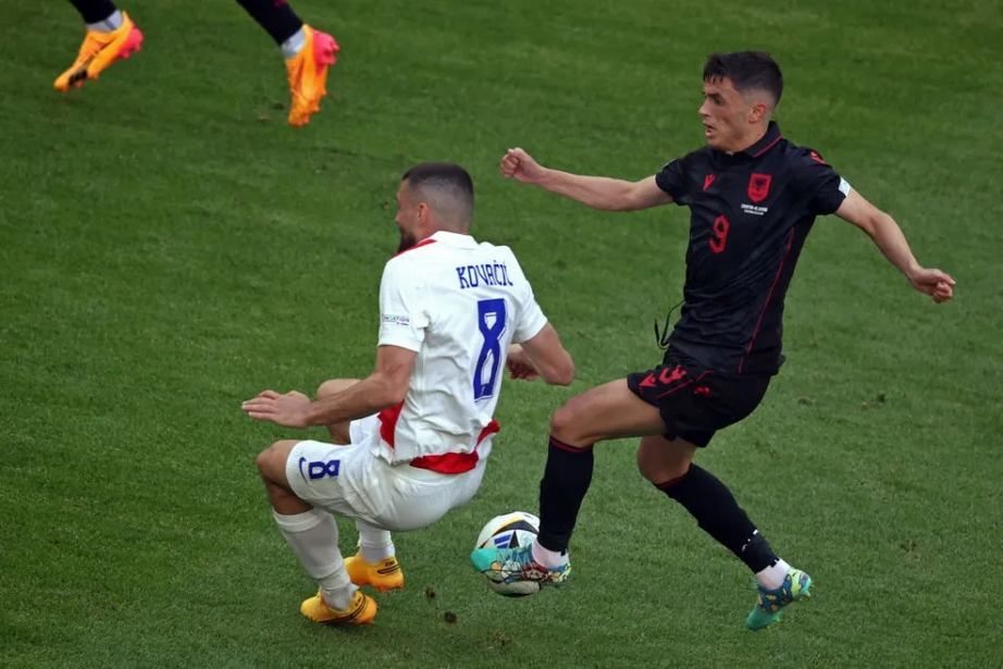 ستاره تیم فوتبال آلبانی با کفش سوپر ماریو به مصاف کرواسی رفت