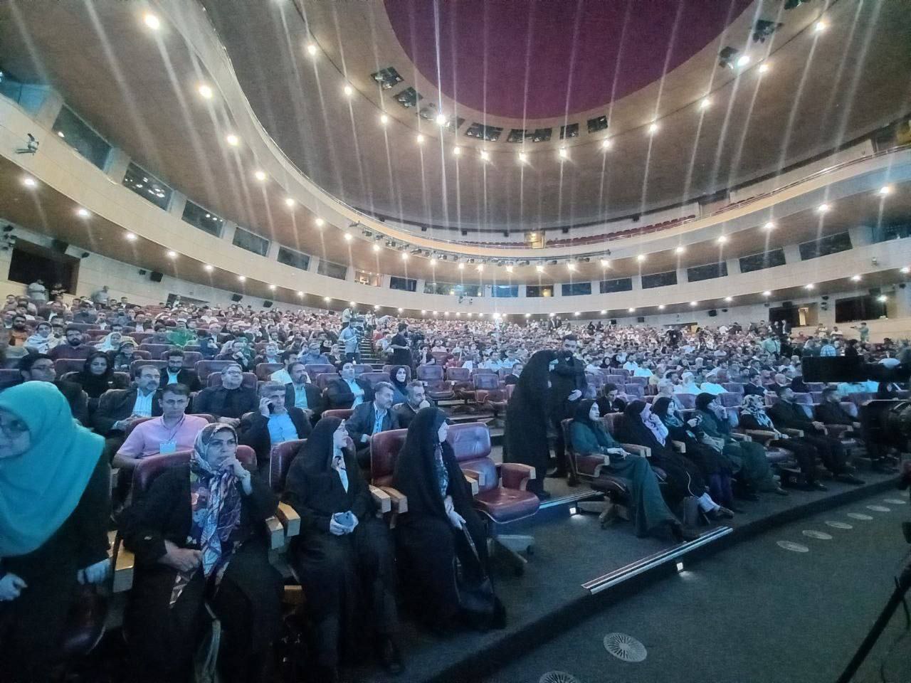 عکس/ پخش میزگرد فرهنگی پزشکیان در برج میلاد 