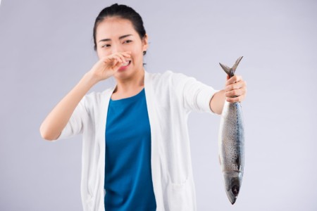 روش‌های ساده برای رفع بوی بد ماهی و گوشت از دست