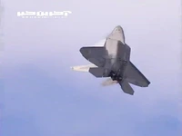 توانمندی فوق العاده جنگنده F22 در دورزدن عمودی در آسمان