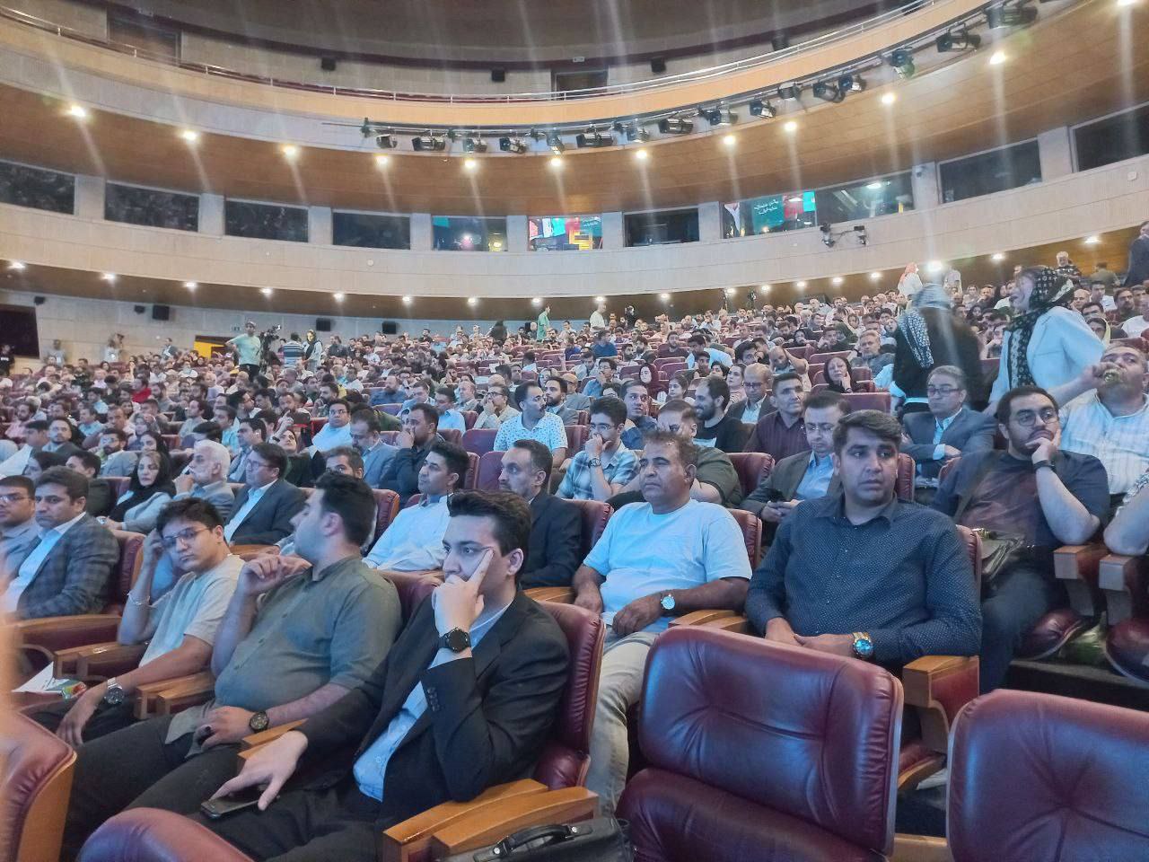 عکس/ پخش میزگرد فرهنگی پزشکیان در برج میلاد 