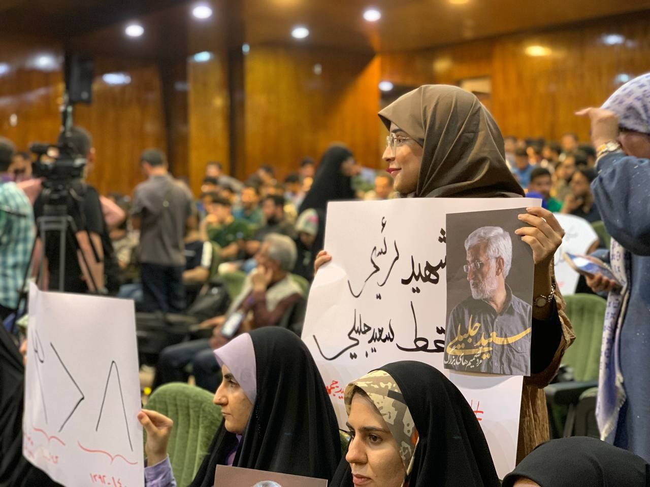 عکس/ حال و هوای محل سخنرانی دکتر جلیلی در دانشگاه شریف پیش از آغاز برنامه 