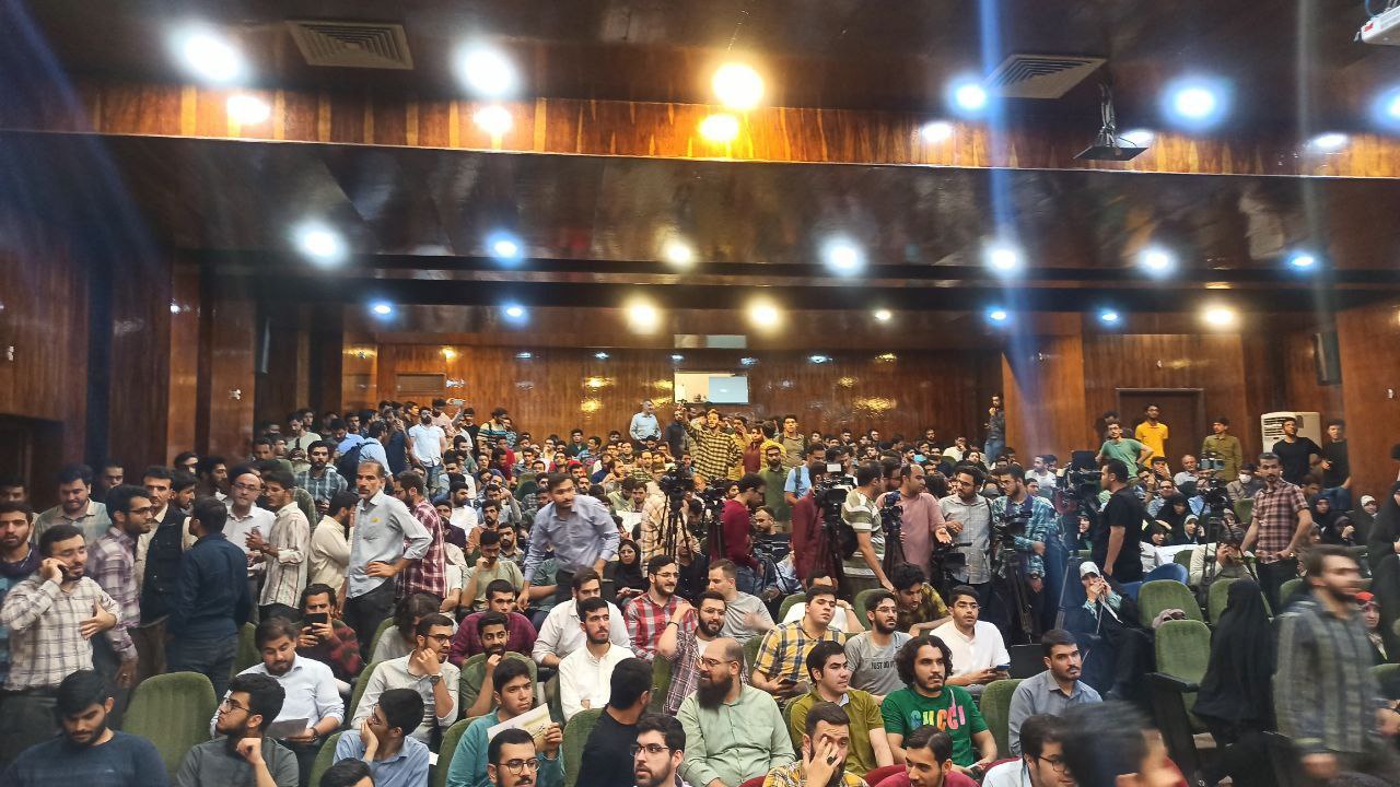 عکس/ حال و هوای محل سخنرانی دکتر جلیلی در دانشگاه شریف پیش از آغاز برنامه 