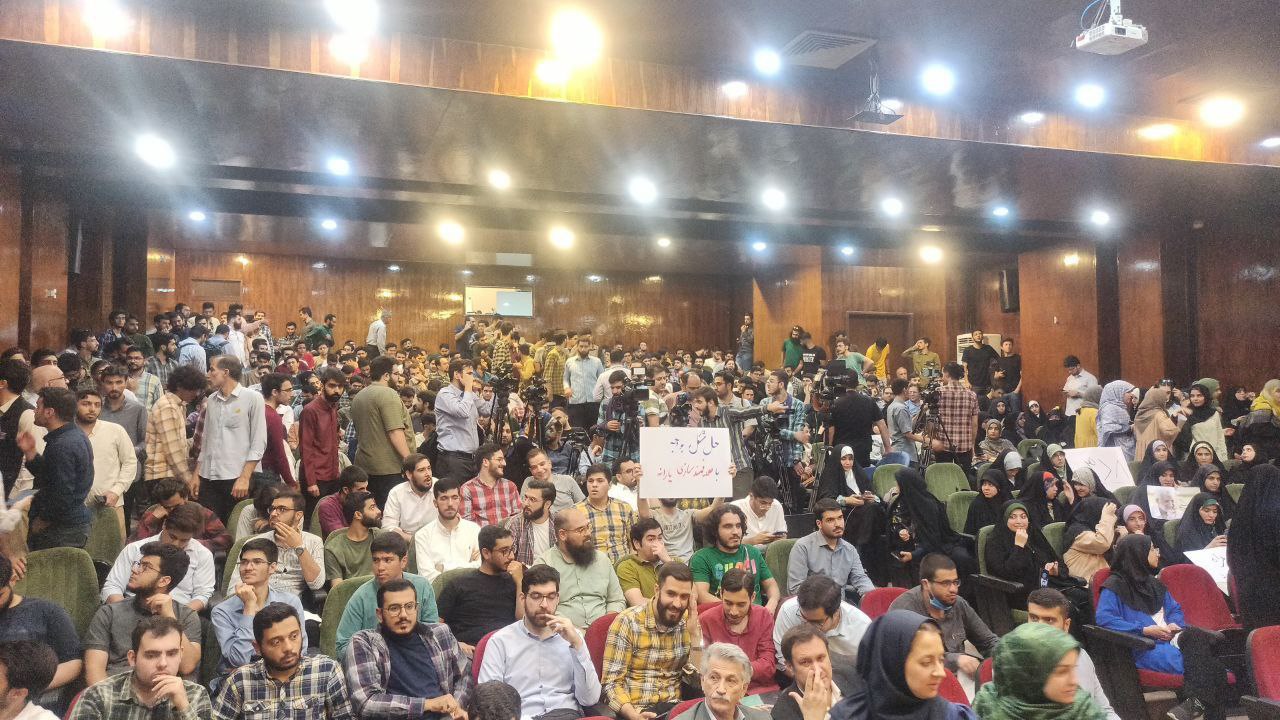 عکس/ حال و هوای محل سخنرانی دکتر جلیلی در دانشگاه شریف پیش از آغاز برنامه 