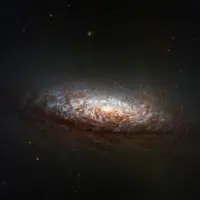 تصویر روز ناسا؛ کهکشان غبارآلود از نگاه تلسکوپ فضایی هابل