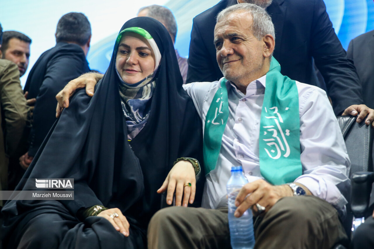عکس/ گردهمایی انتخاباتی هواداران «مسعود پزشکیان» در ورزشگاه شهید شیرودی تهران