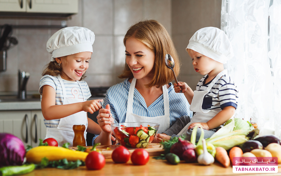 حرکت غافلگیرانه پسربچه حین آشپزی با مادر