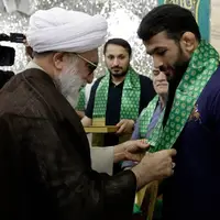 عکس/ شال سبز متبرک به ضریح امام هشتم بر گردن آزادکاران
