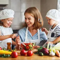 حرکت غافلگیرانه پسربچه حین آشپزی با مادر
