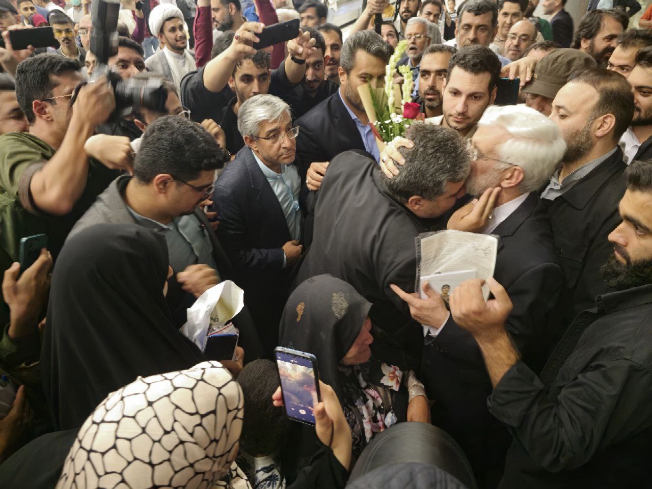 عکس/ استقبال پدر دختر کاپشن صورتی از دکتر جلیلی در فرودگاه کرمان