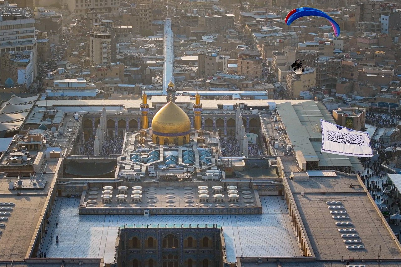 عکس/ اهتزاز پرچم غدیر در آسمان نجف اشرف