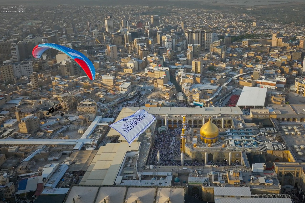 عکس/ اهتزاز پرچم غدیر در آسمان نجف اشرف