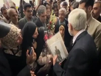 دیدار جلیلی و جمعی از خانواده شهدا و پدر دختر کاپشن صورتی در کرمان