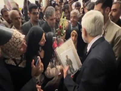 دیدار جلیلی با جمعی از خانواده شهدا و پدر دختر کاپشن‌صورتی در کرمان