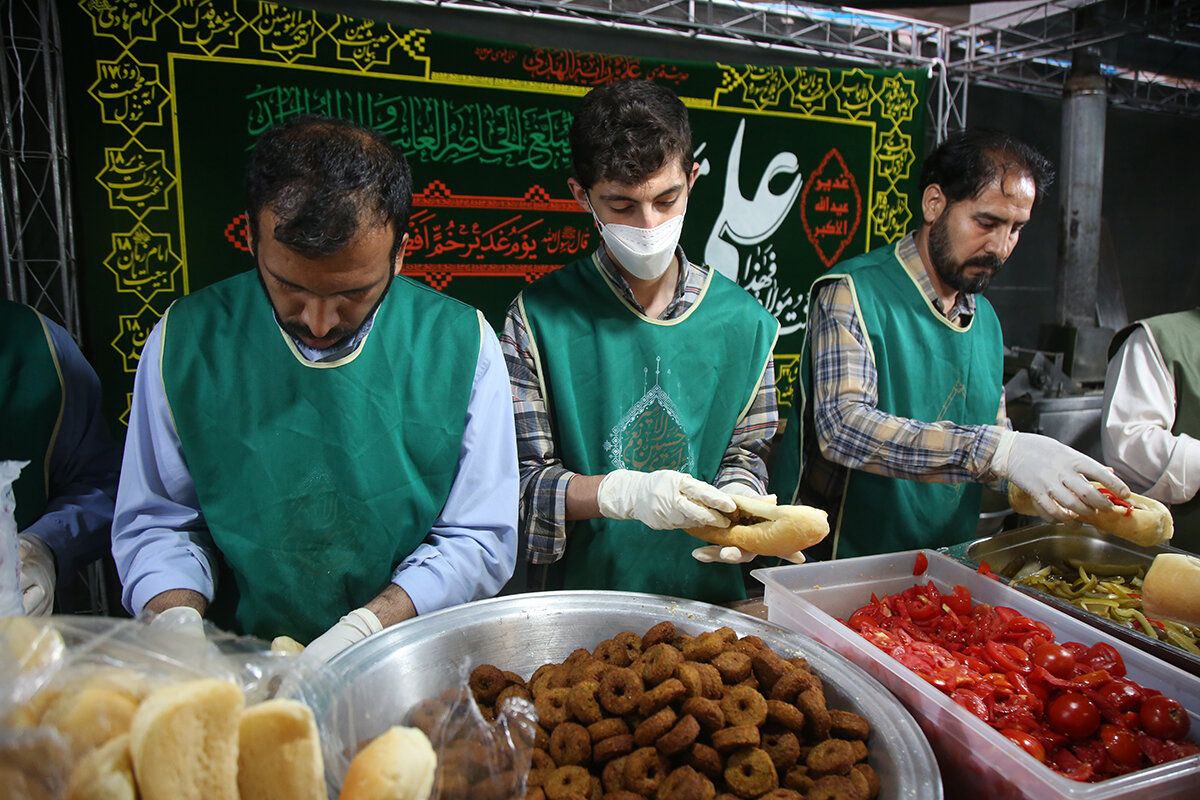 عکس/ ایستگاه‌های صلواتی عید غدیر در حرم حضرت معصومه(س)