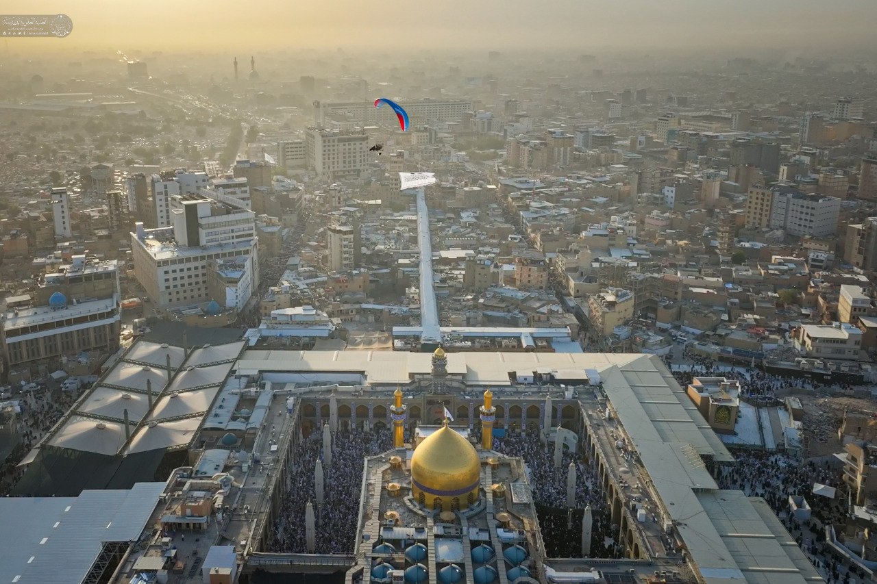 عکس/ اهتزاز پرچم غدیر در آسمان نجف اشرف