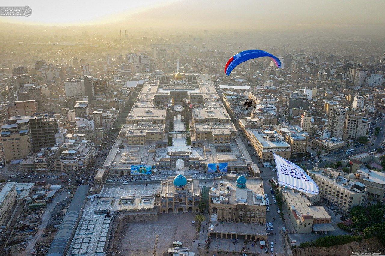 عکس/ اهتزاز پرچم غدیر در آسمان نجف اشرف