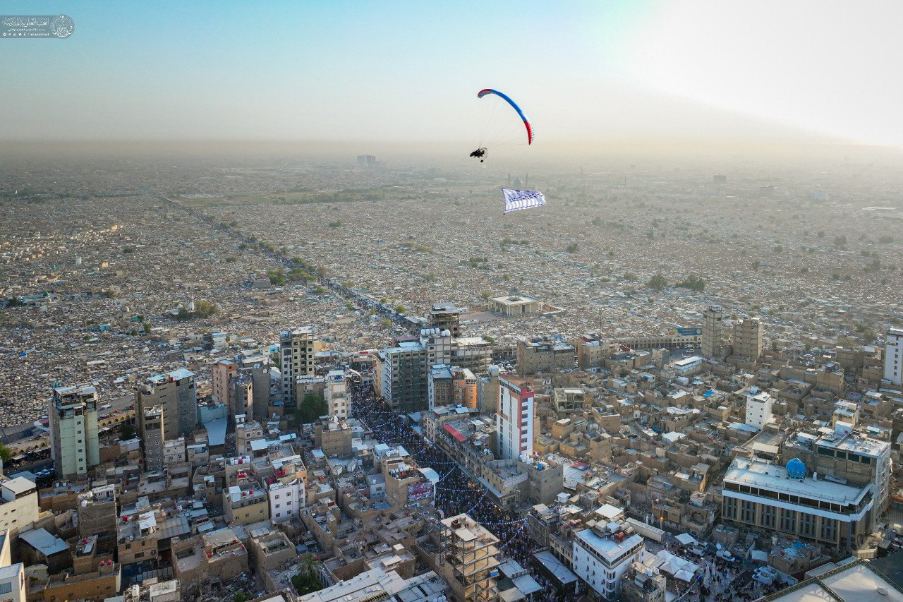 عکس/ اهتزاز پرچم غدیر در آسمان نجف اشرف