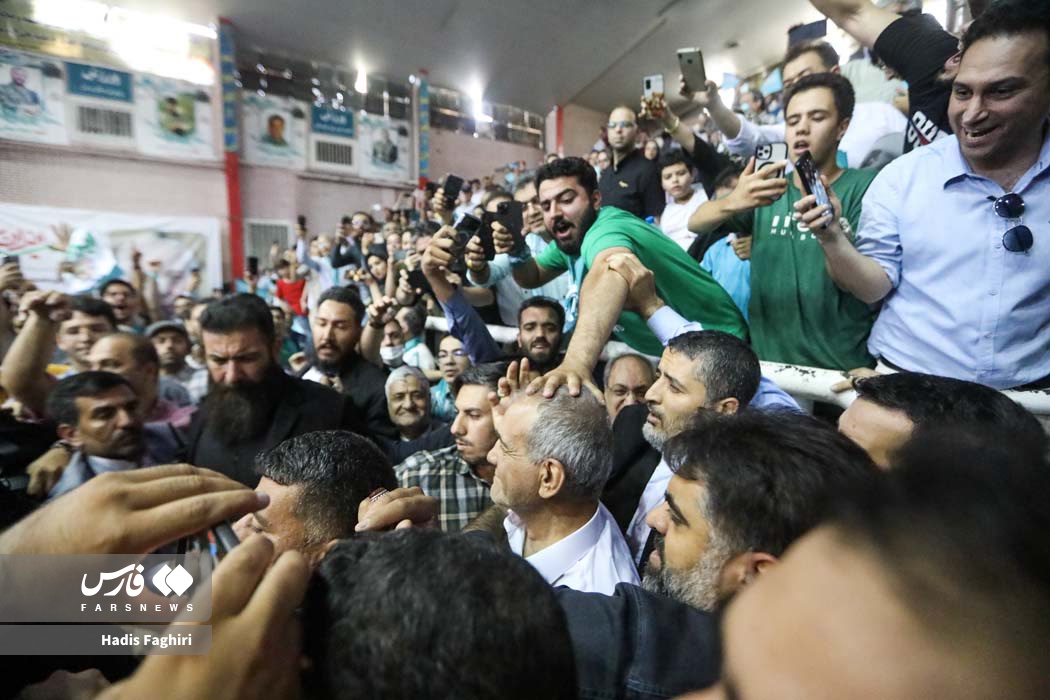 عکس/ تصویری عجیب از پزشکیان و هوادار در سالن شهید بهشتی مشهد 