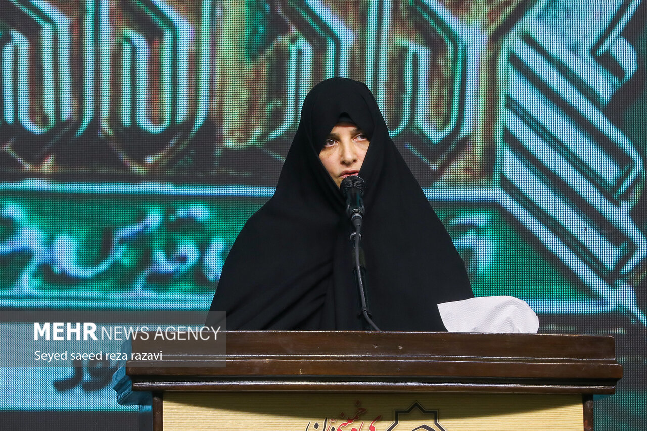 عکس/ سخنرانی همسر رئیس جمهور شهید در مراسم چهلمین روز شهدای خدمت