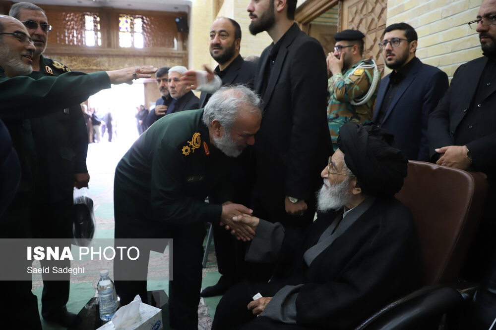 عکس/ ادای احترام چهره ها به پدر امام جمعه شهید 
