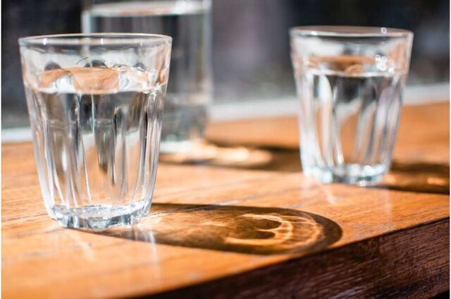 4 فایده شگفت‌انگیز نوشیدن آب گرم