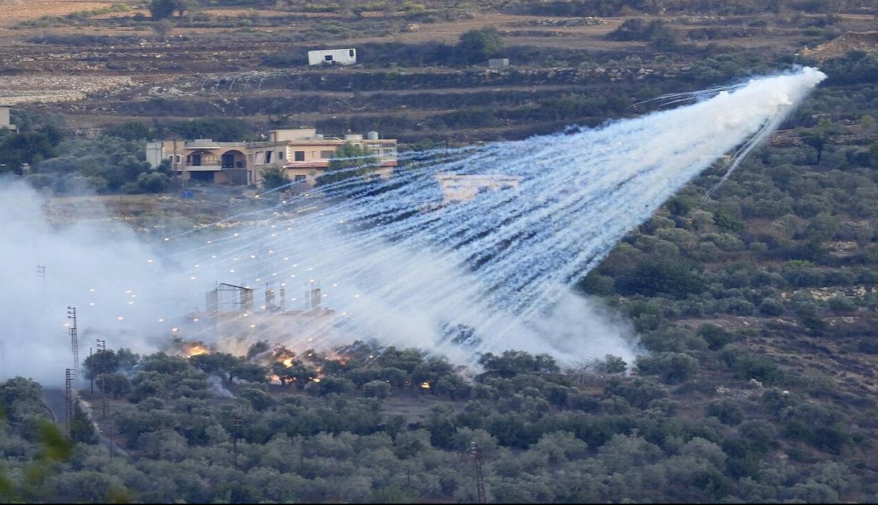 فایننشال تایمز: بمب‌های فسفری اسرائیل منطقه مرزی لبنان را غیرقابل سکونت کرده است