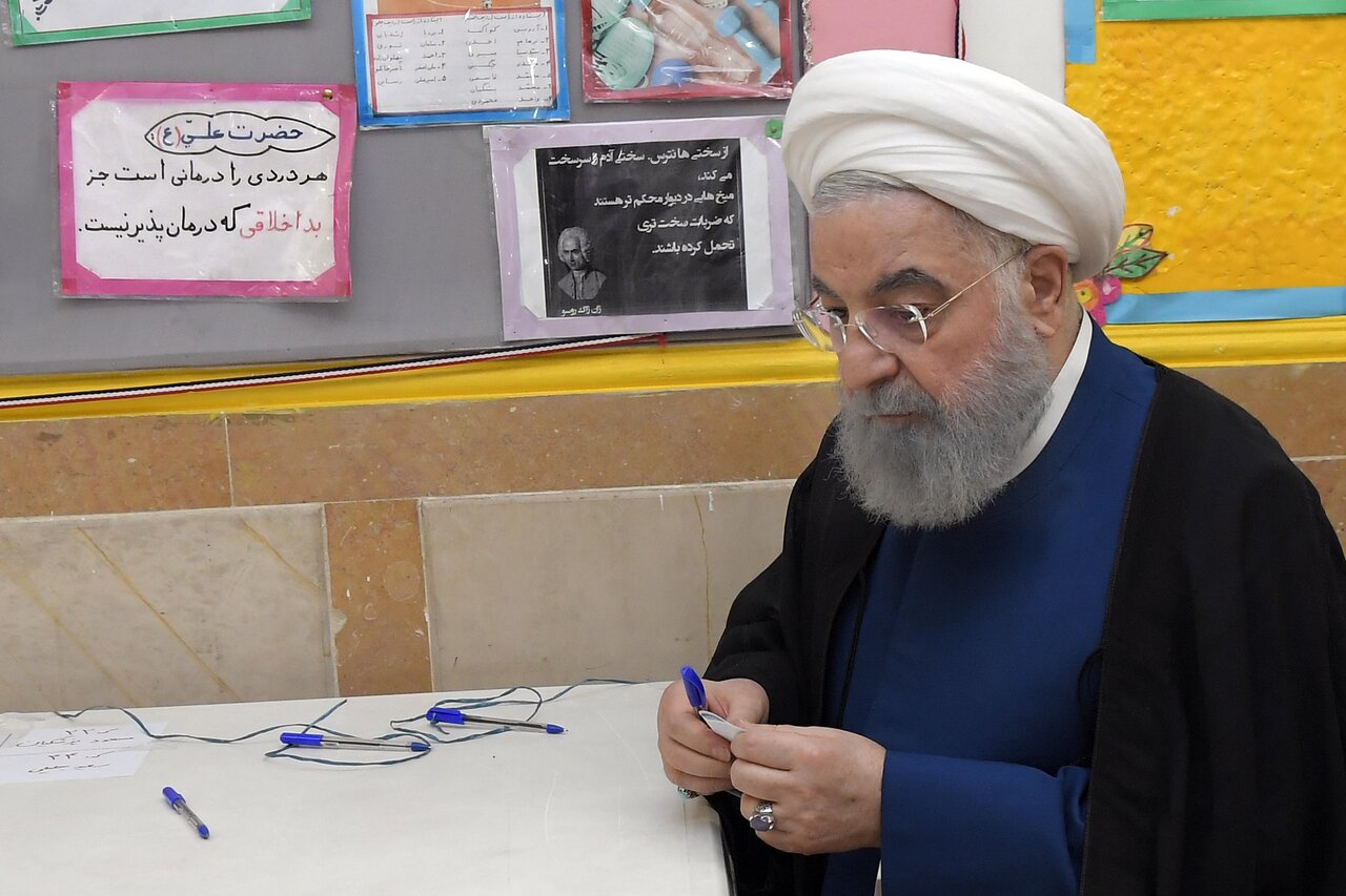 عکس/ حدیث معنادار در کنار حسن روحانی هنگام نوشتن برگه رای در انتخابات