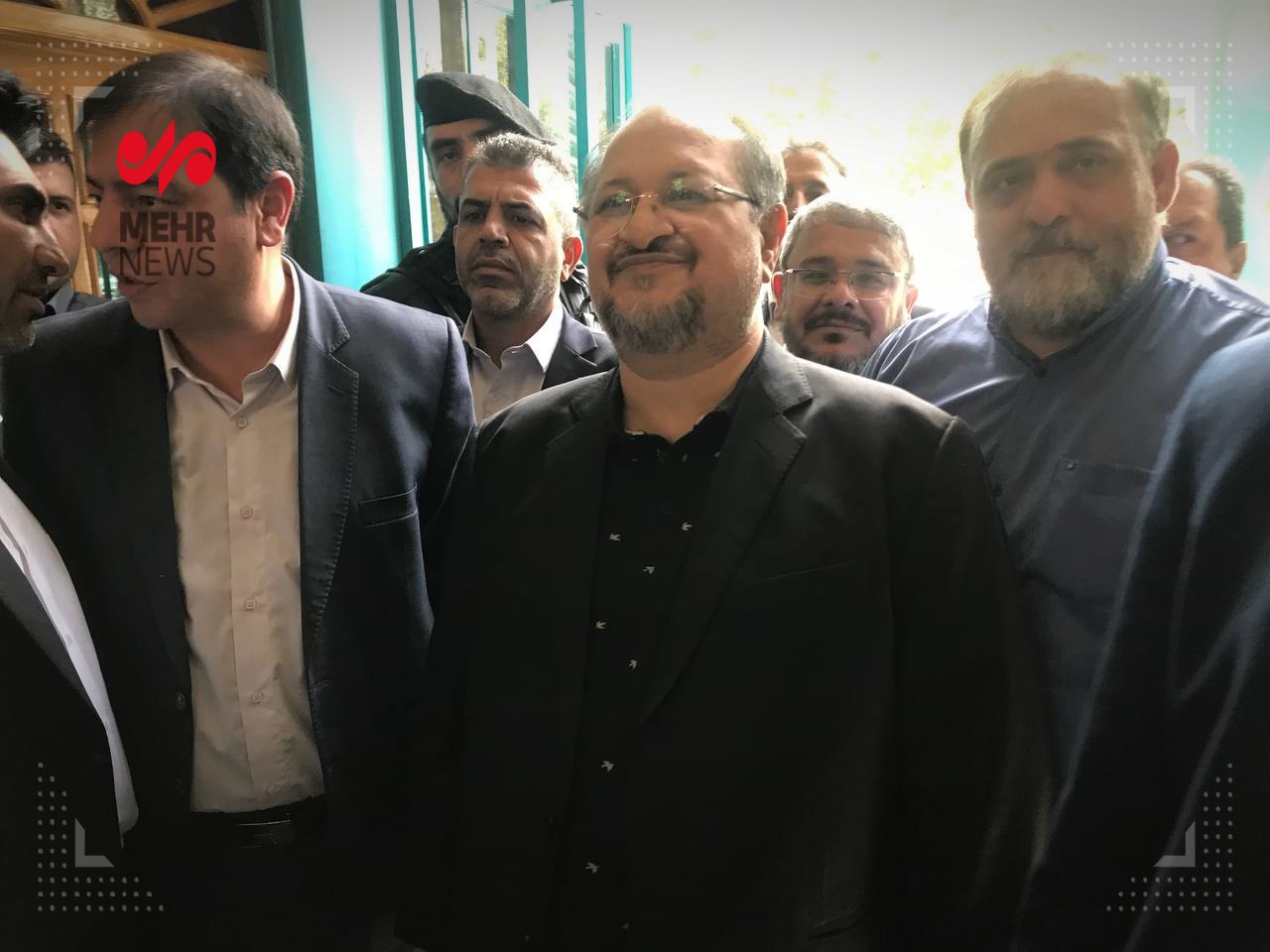 عکس/ حضور محمد شریعتمداری، وزیر کار دولت روحانی پای صندوق رای حسینیه ارشاد