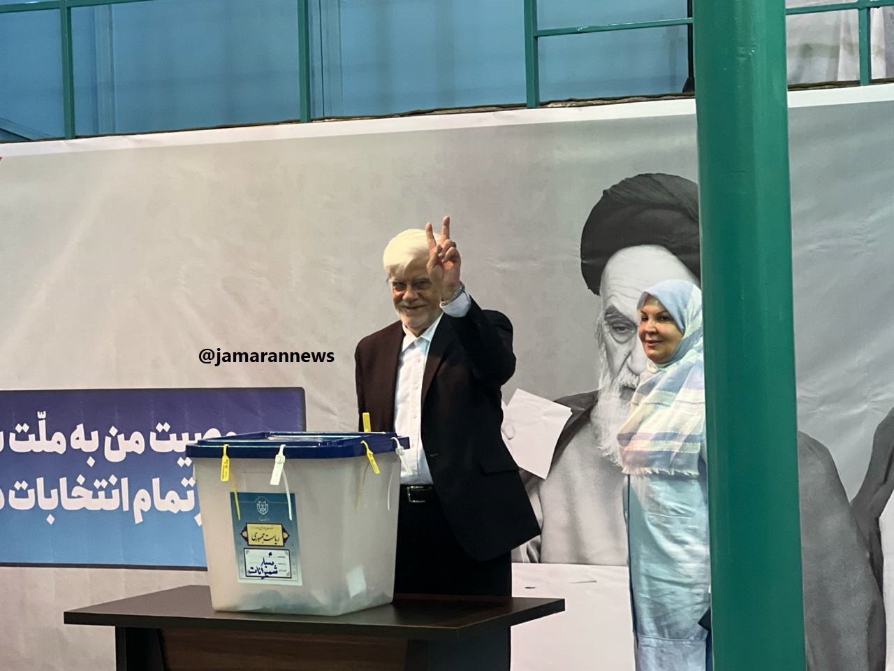 عکس/ محمدرضا عارف با حضور در حسینیه جماران رای خود را به صندوق انداخت