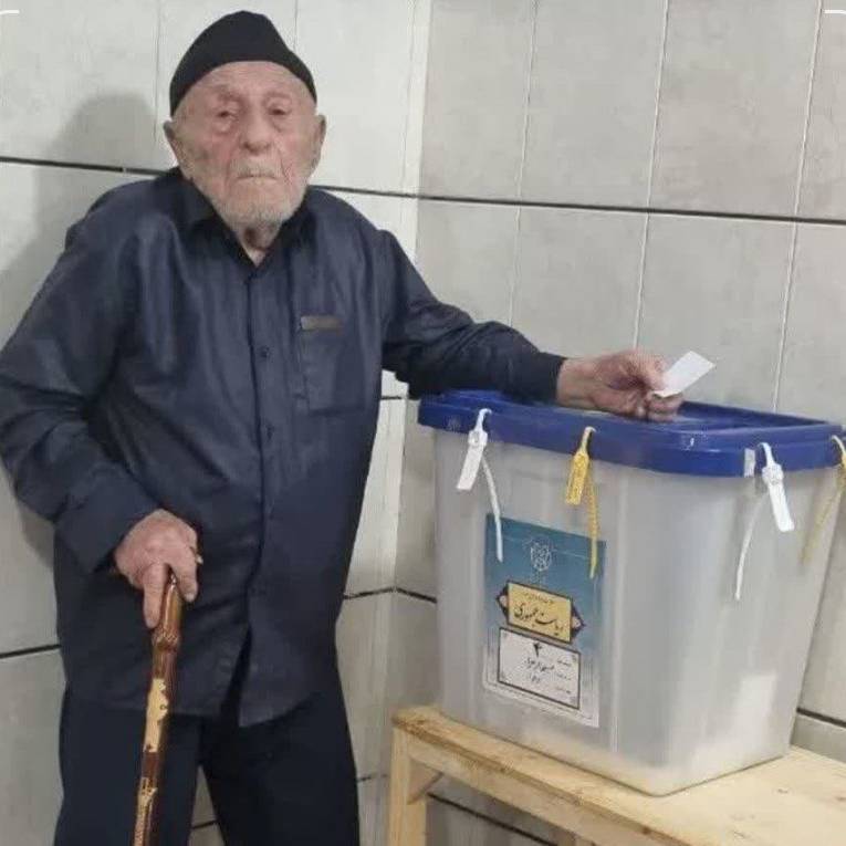 عکس/ حضور پیرمرد ۱۱۵ ساله اصفهانی پای صندوق رأی