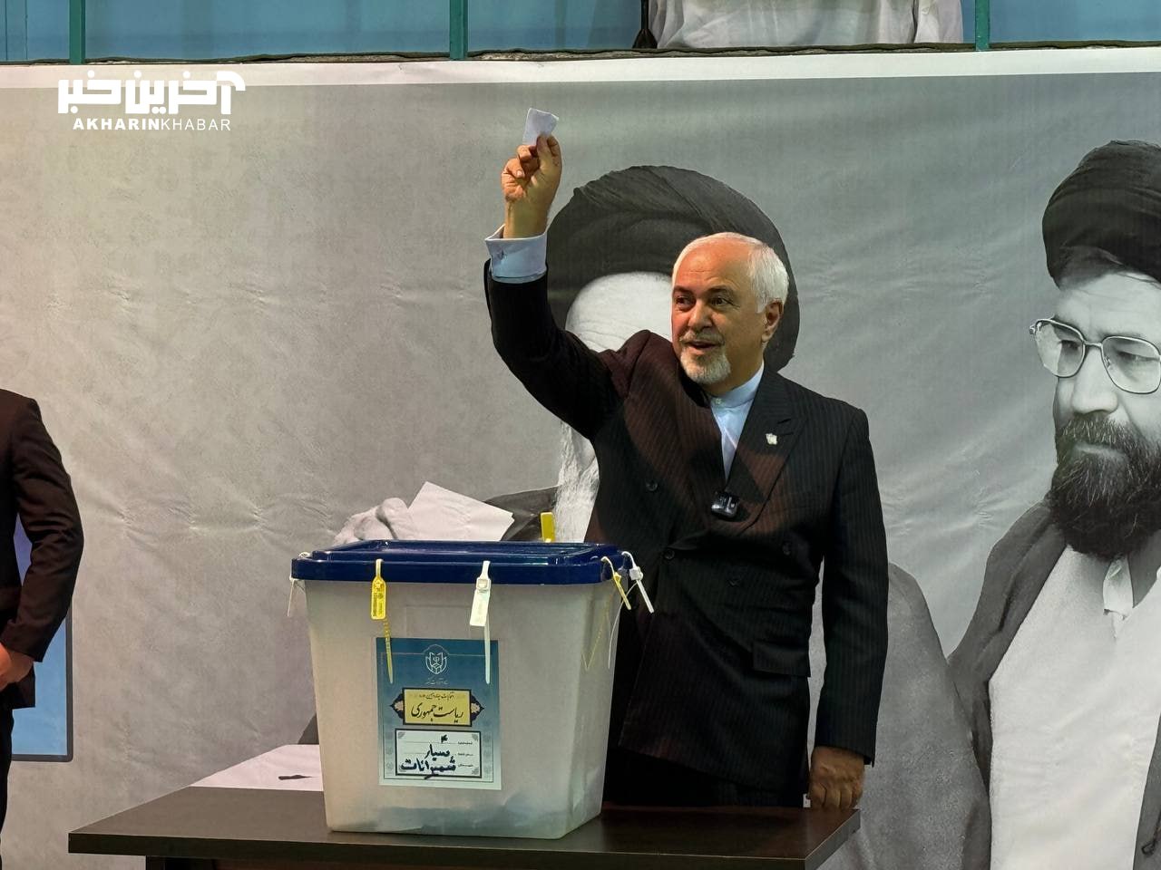 ظریف پای صندوق رای در حسینیه جماران