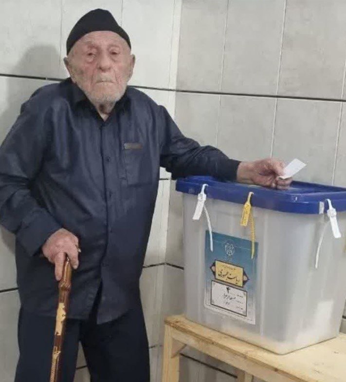 عکس/ حضور پیرمرد ۱۱۵ ساله اصفهانی پای صندوق رای