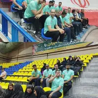 حضور اعضای تیم ملی والیبال نشسته در محل رای‌گیری