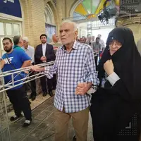 عکس/ زن و مردی که با وجود کهولت سن برای شرکت در انتخابات به مسجد لرزاده آمدند