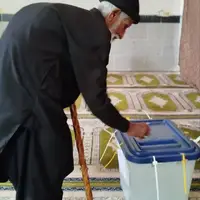 عکس/ پیرمرد ۱۰۵ سالهٔ کرمانی پای صندوق رأی آمد      