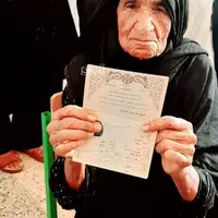 عکس/ حضور بانوی ۹۲ ساله فهرجی در انتخابات ریاست جمهوری