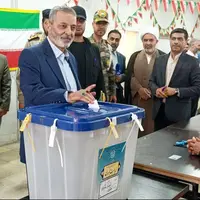 عکس/ فرمانده کل ارتش رأی خود در انتخابات ریاست جمهوری را به صندوق انداخت