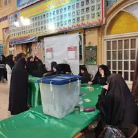 عکس/ حضور مردم در مسجد لرزاده در ساعت پایانی رای‌گیری