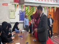عروس و‌ داماد اردبیلی جشن ازدواج خود را به جشن سیاسی ایران پیوند زدند