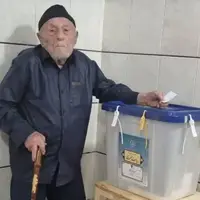 عکس/ حضور پیرمرد ۱۱۵ ساله اصفهانی پای صندوق رای
