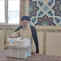 عکس/ آخرین قاب از حضور آیت الله رئیسی در پای صندوق رای