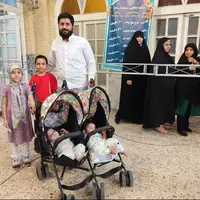 عکس/ حضور پدر و ۴ فرزند خردسالش پای صندوق رای در مسجد لرزاده