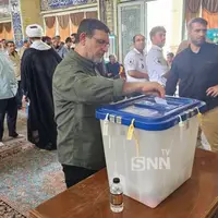 فرمانده نیروی دریایی سپاه در مسجد جمکران رای داد