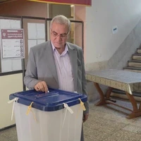 عکس/ بهرام عین اللهی، وزیر بهداشت رای خود را به صندوق انداخت