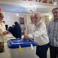 عکس/ حضور پدر و مادر قالیباف پای صندوق رای