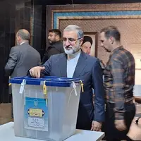 رئیس دفتر رئیس جمهور رای خود را در صندوق انداخت