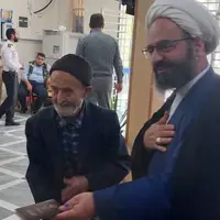 عکس/ پیرمرد ۱۰۰ سالهٔ شهمیرزادی رأیش را به صندوق انداخت