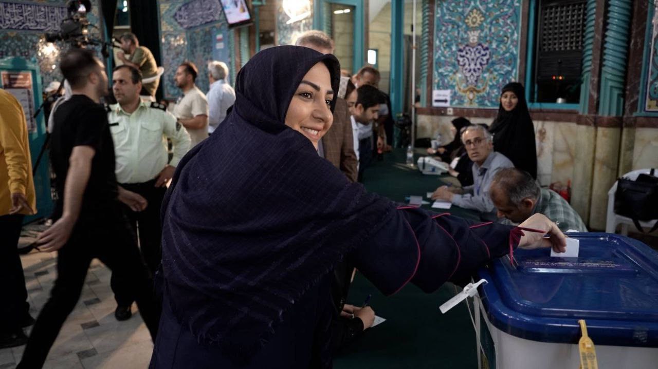 عکس/ لحظه رأی دادن المیرا شریفی‌مقدم گوینده و مجری تلویزیون 