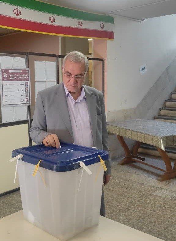 عکس/ بهرام عین اللهی، وزیر بهداشت رای خود را به صندوق انداخت